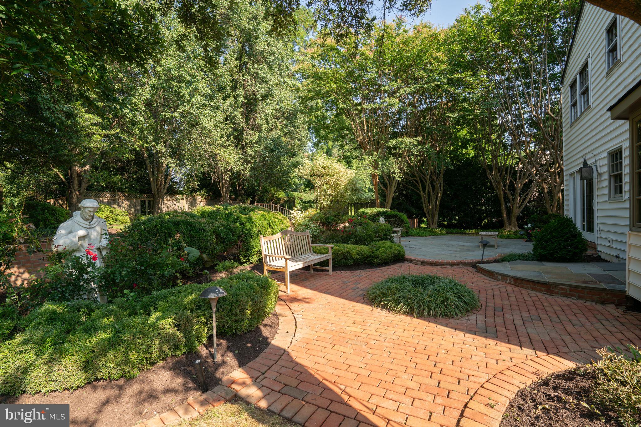 MC LEAN HUNT ESTATES - Residential