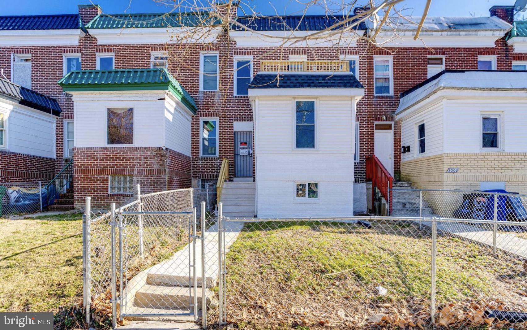 TOTALLY RENOVATED 2 BED 1 BATH UPPER UNIT WITH ALL NEW FLOORING, KITCHEN WITH SEPARATE DINING ROOM AND LIVING ROOM, SPACIOUS BEDROOMS, BALCONY/TERRACE IN NEWLY REVITALIZED AREA OF GREENSPRINGS/PARK HEIGHTS AREA.
EASY AND FAST APPLICATION PROCESS. CALL ABOUT OUR PRE SUMMER RENT SPECIALS.