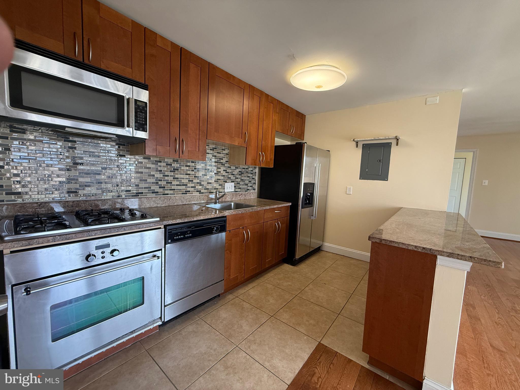 YORKTOWNE SQUARE - Residential Lease