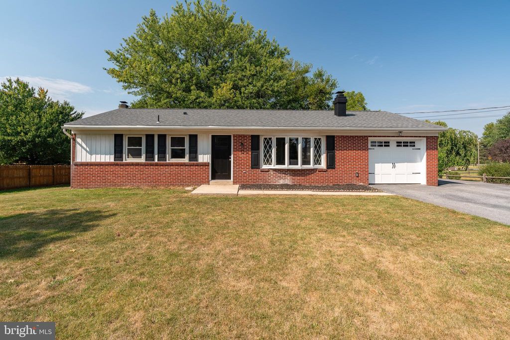 Photo of 32 AMANDA AVE, LEOLA, PA 17540 (MLS # PALA2040602)