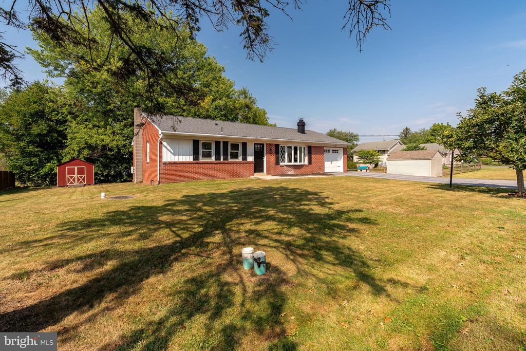 Photo of 32 AMANDA AVE, LEOLA, PA 17540 (MLS # PALA2040602)