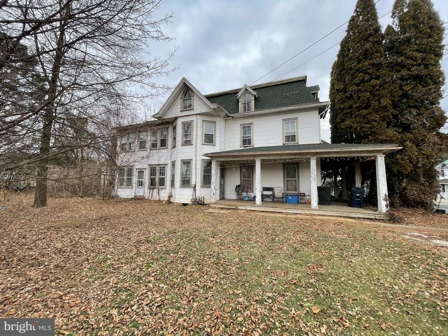 Charming home with hardwood floors, updated downstairs rooms, and a backyard shed. Recent updates 
include a 2-year-old roof and systems updates within the last 10 years.

SELLER ASSISTED BY POA. DO NOT UNDER ANY CIRCUMSTANCES KNOCK ON DOOR OR GO TO 
PROPERTY WITHOUT SETTING AN APPT.