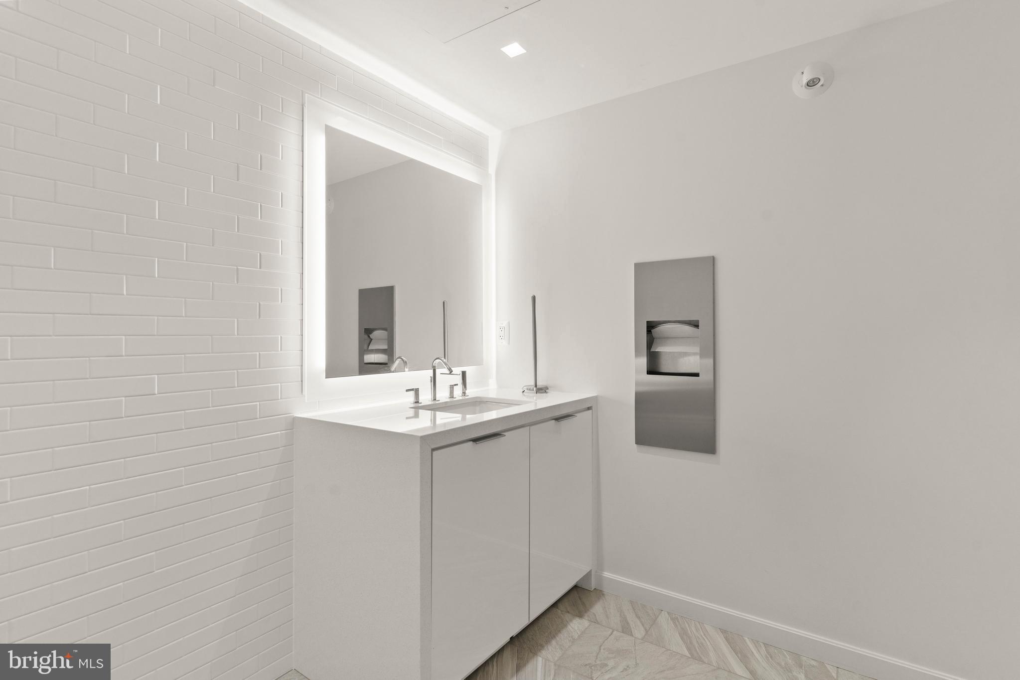 CAPITOL HILL - Commercial Sale