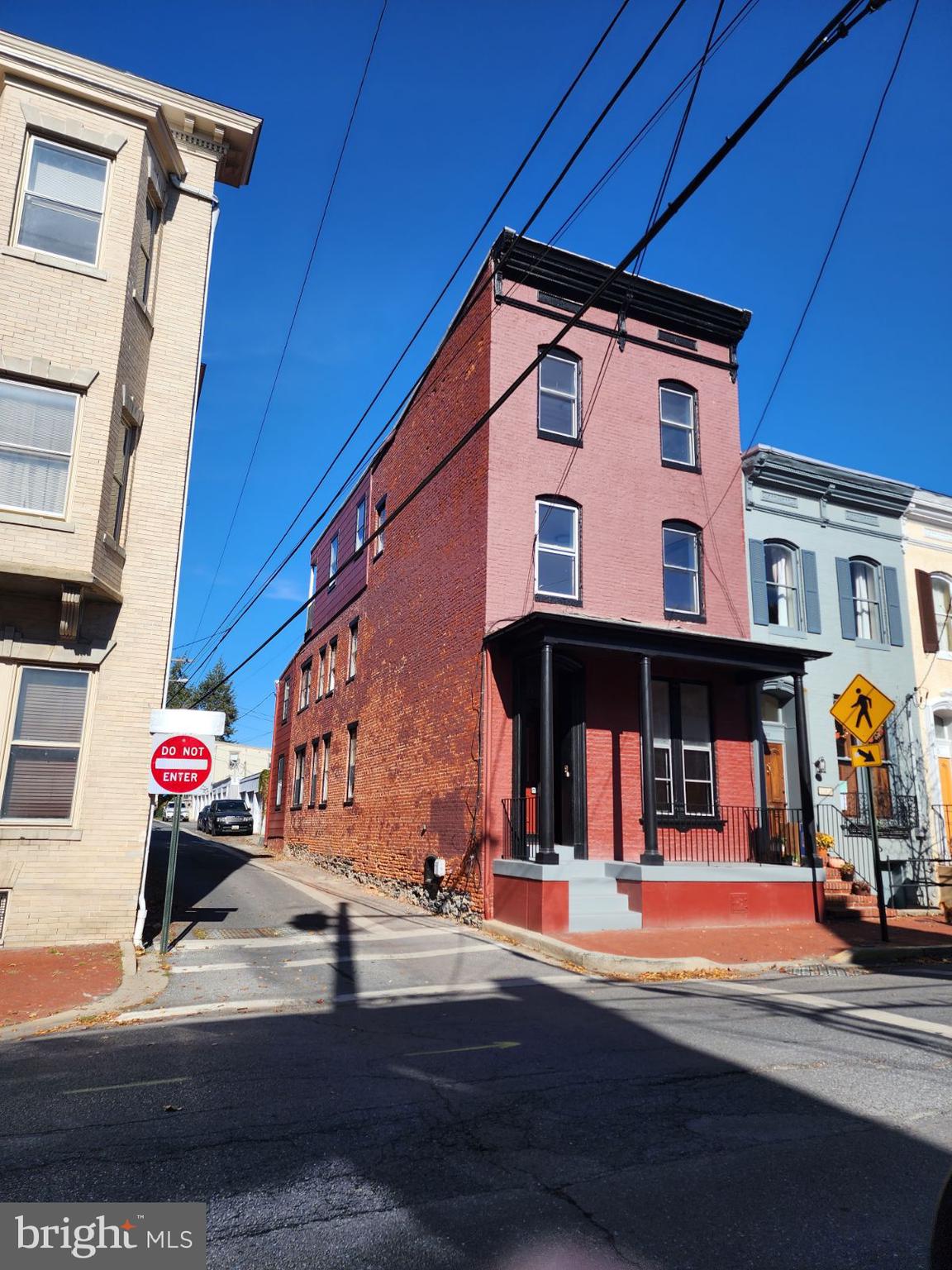 This is a Residential multifamily town house. Thrd floor unit is 1 bedroom, 1 bathroom 850 square feet ) ALL UNITS HAVE BEEN NEWLY RENOVATED IN JUNE OF 2023, WITH ALL NEW APPLIANCES AND FRESHLY FINISHED HARDWOOD FLOORS AND ALL NEW PAINTING.