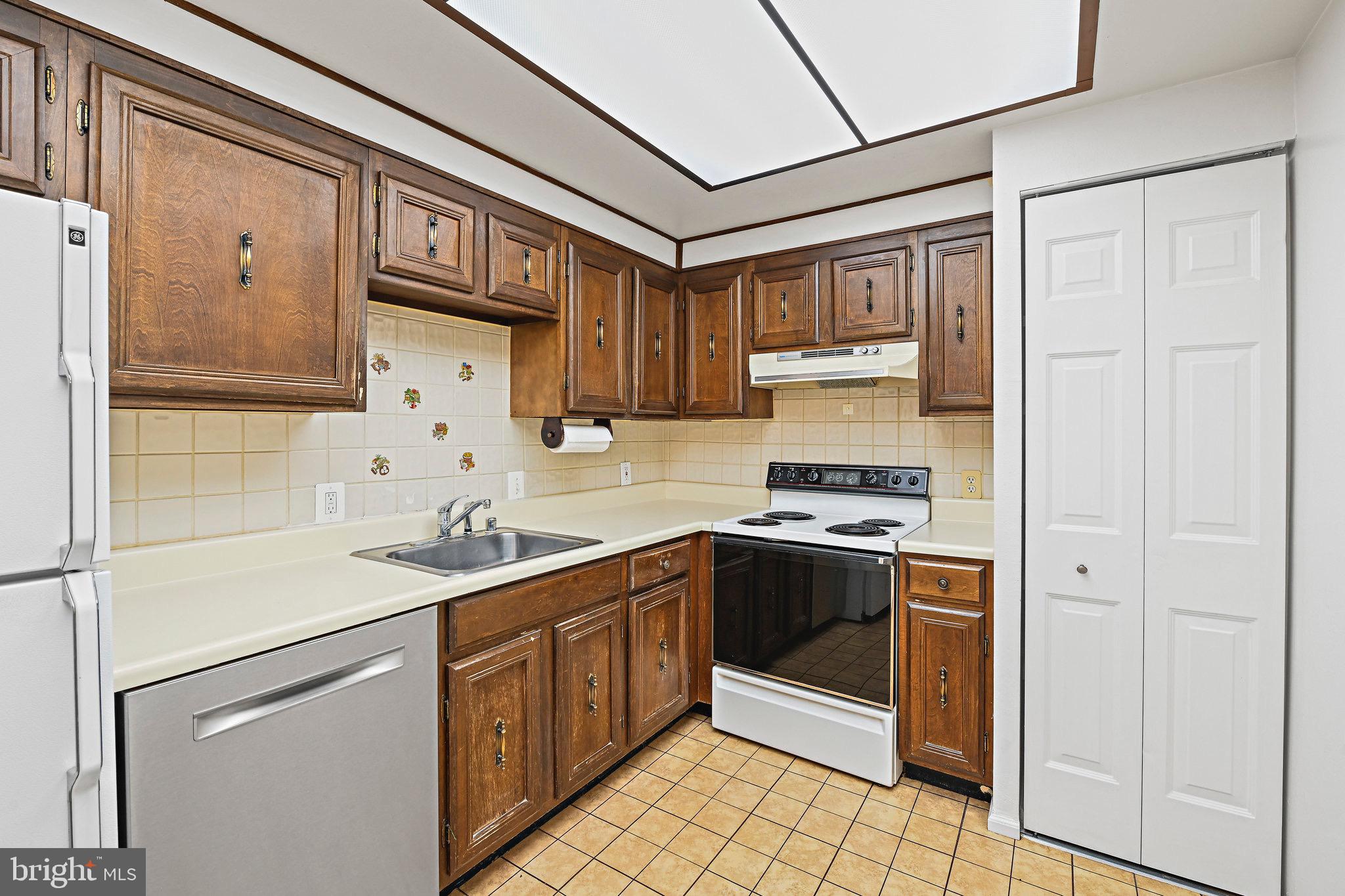 THE COLONIES - Residential