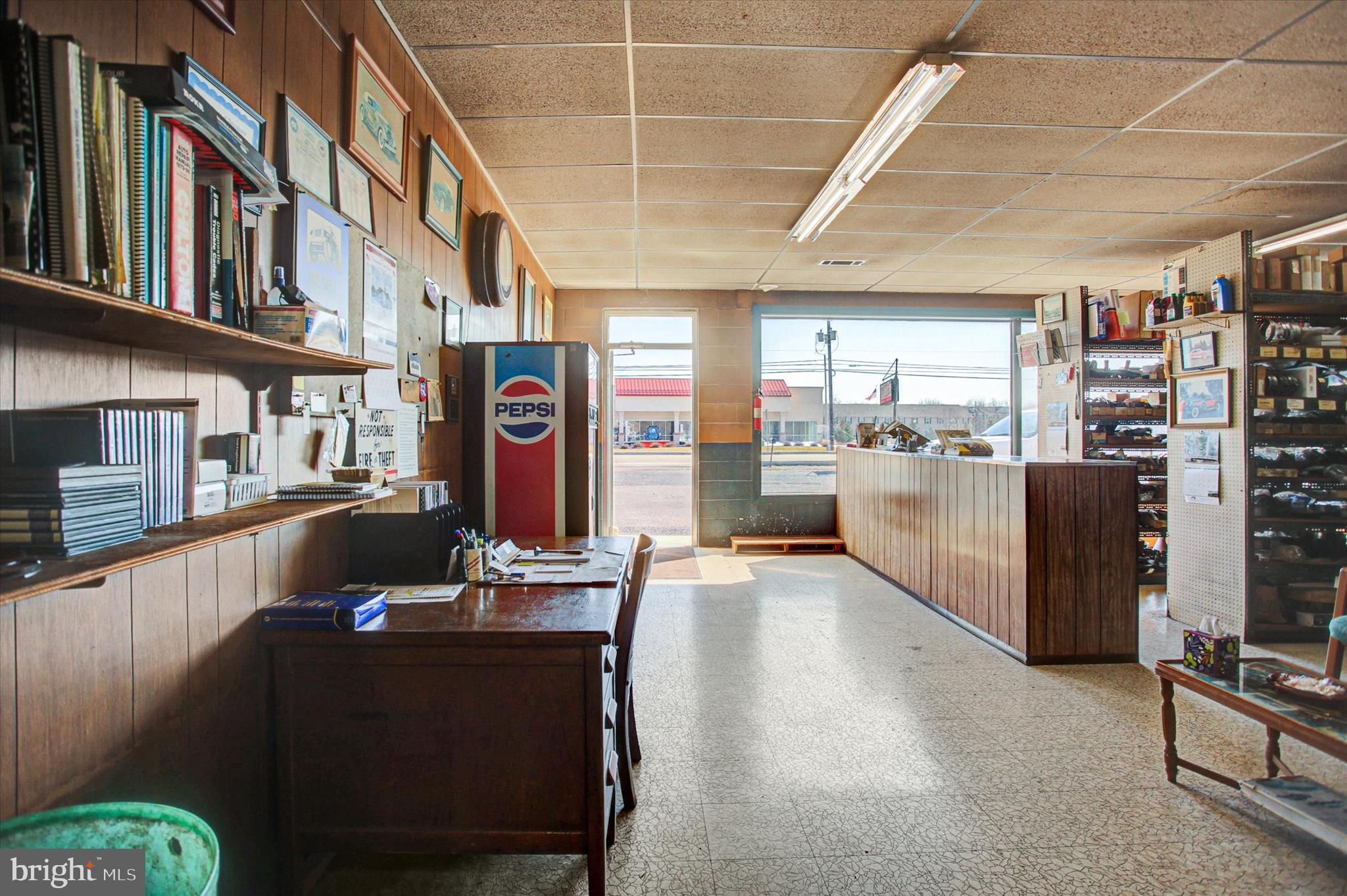 Main image without alt text