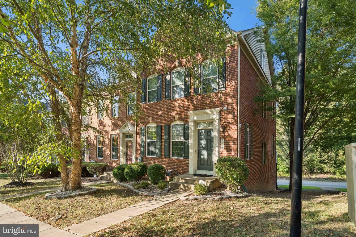 4-bed townhouse ( 1600 sq ft), built 2011, $485K in The Preserve at Piscataway with amenities.
Setting
Suburban, nature-oriented, close to D.C.; peaceful and family-friendly.
Activities
Historic farms, heritage parks, architectural districts, riverside recreation.
Shopping
Local grocery & quick stops in town; major retail centers in nearby Waldorf.
Community
Quiet, scenic, historically rooted, with solid access to city life.