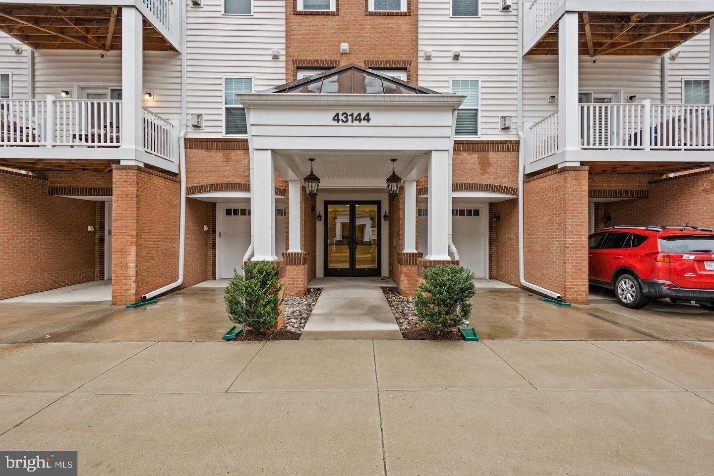 VILLAGES AT BROADLANDS CONDO - Residential Lease