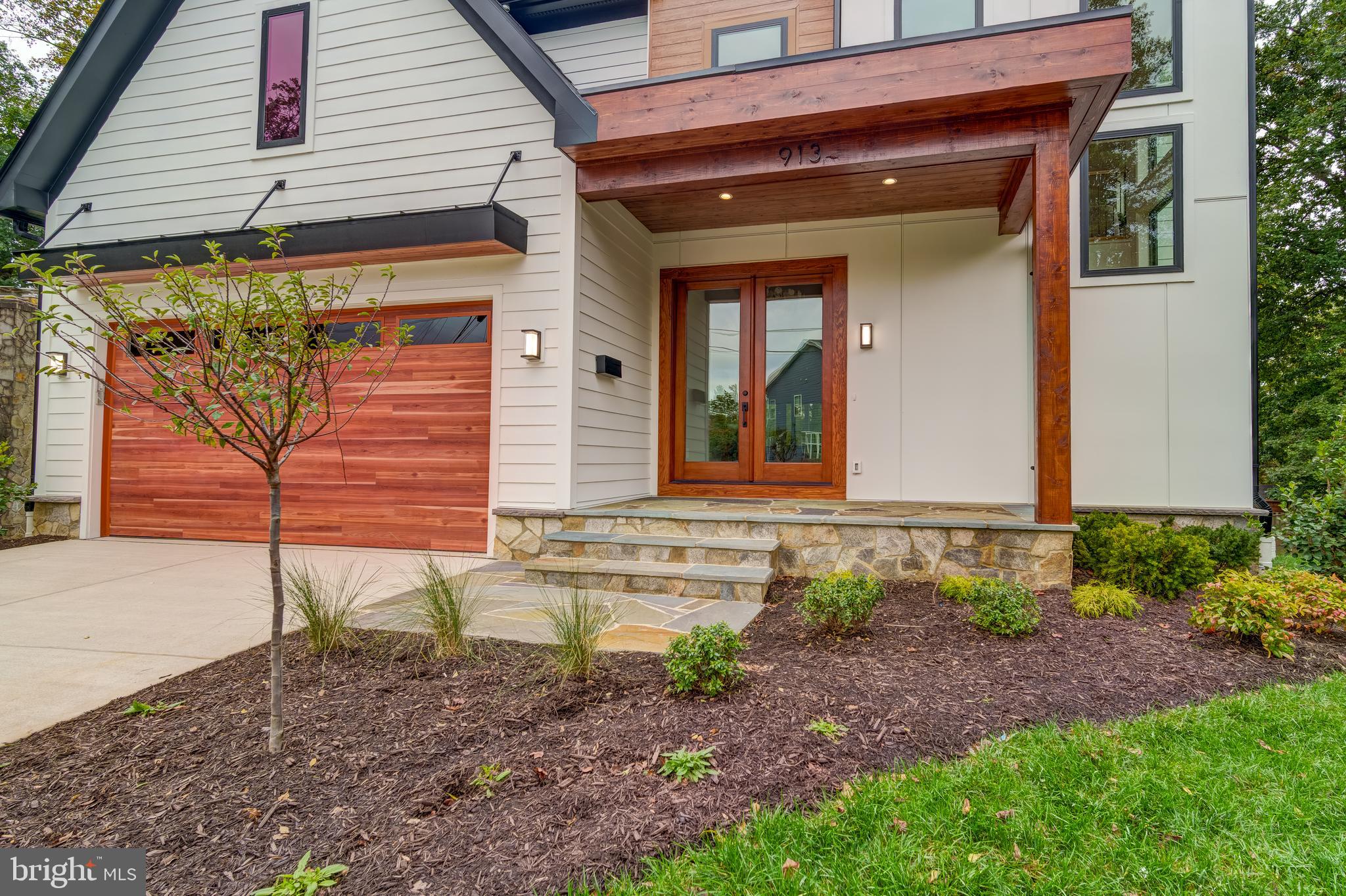 913 SYMPHONY CIRCLE SW