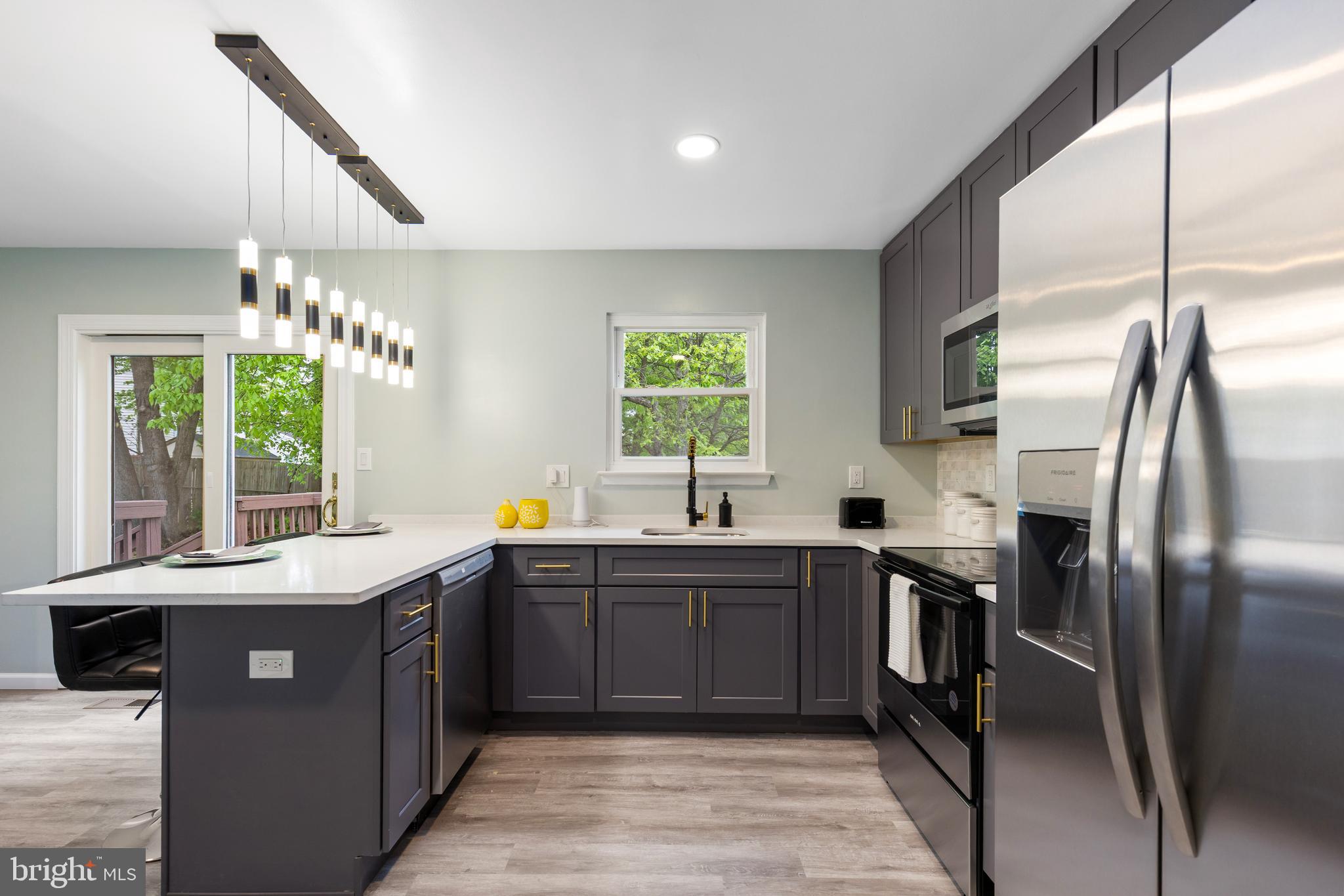 CHEVERLY HILLS - Residential