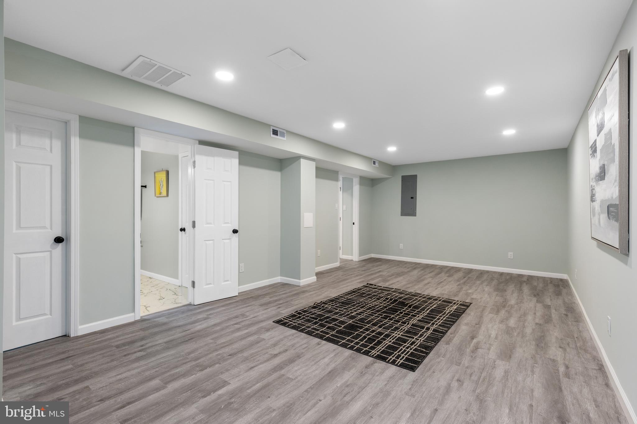 CHEVERLY HILLS - Residential