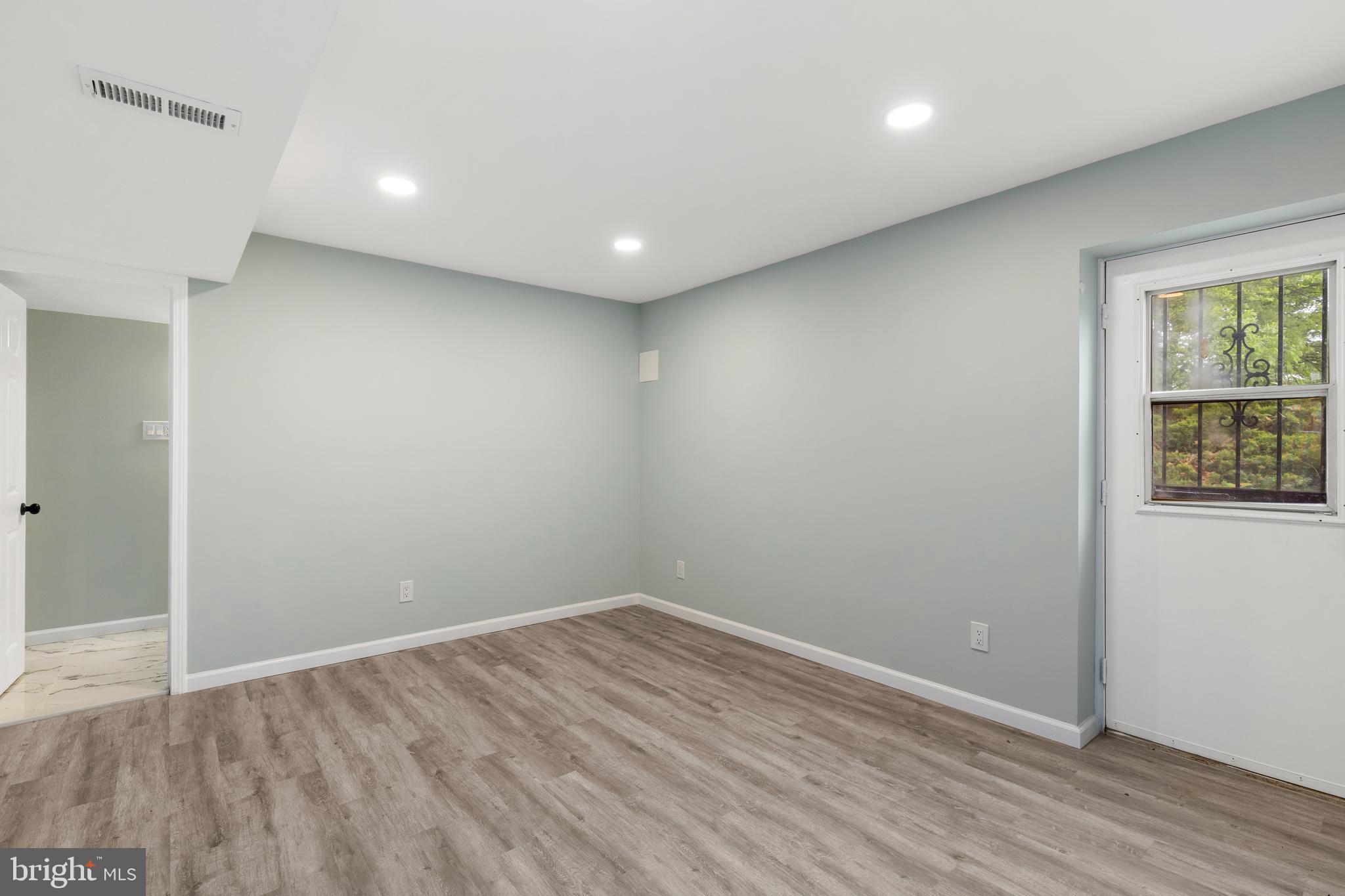 CHEVERLY HILLS - Residential