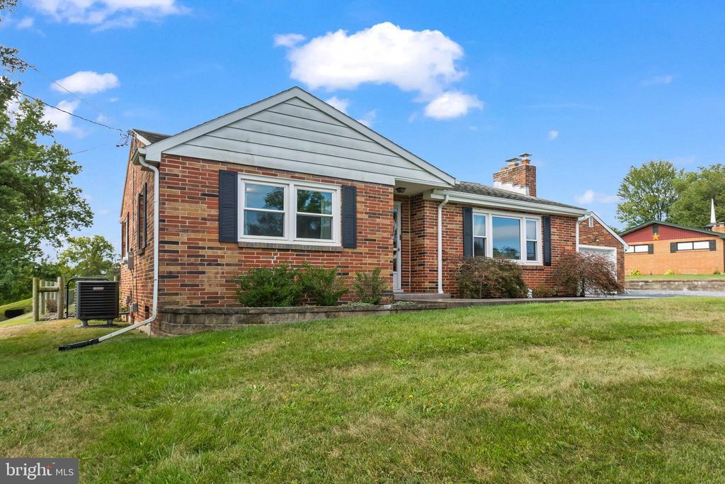 Photo of 854 Braeburn Road, ELIZABETHTOWN, PA 17022 (MLS # PADA2049496)