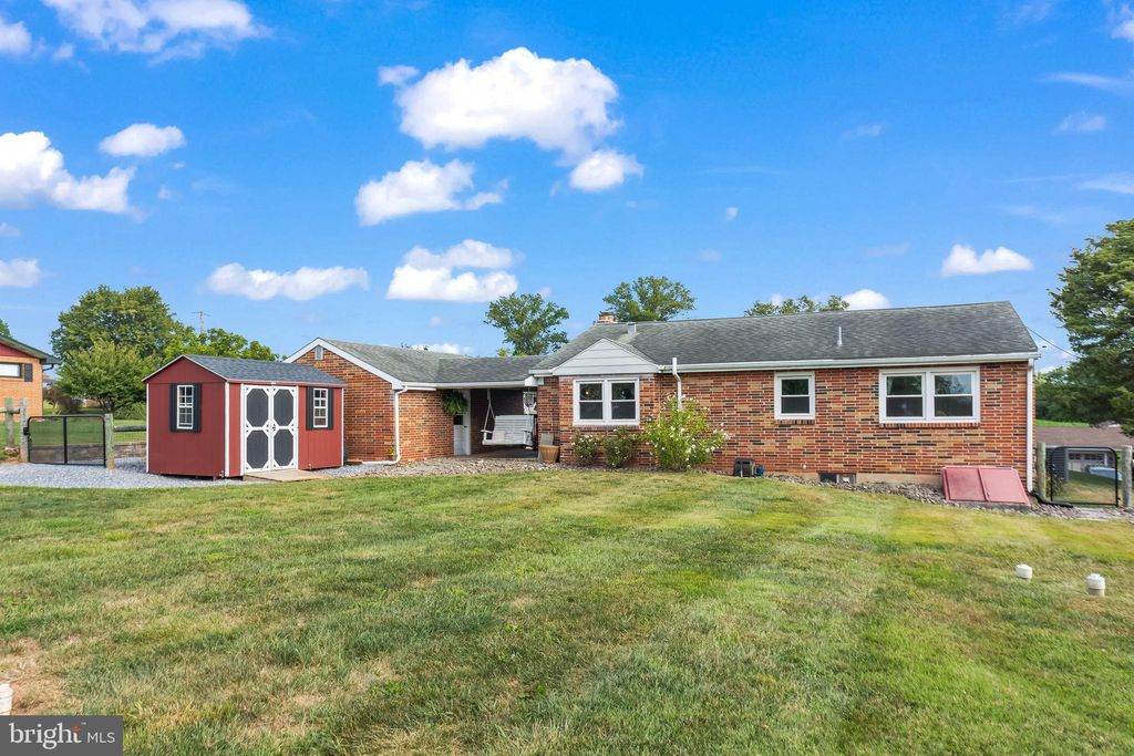 Photo of 854 Braeburn Road, ELIZABETHTOWN, PA 17022 (MLS # PADA2049496)