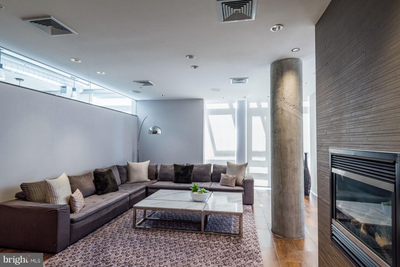 MIDTOWN ALEXANDRIA STATION CONDOMINIUM - Residential Lease