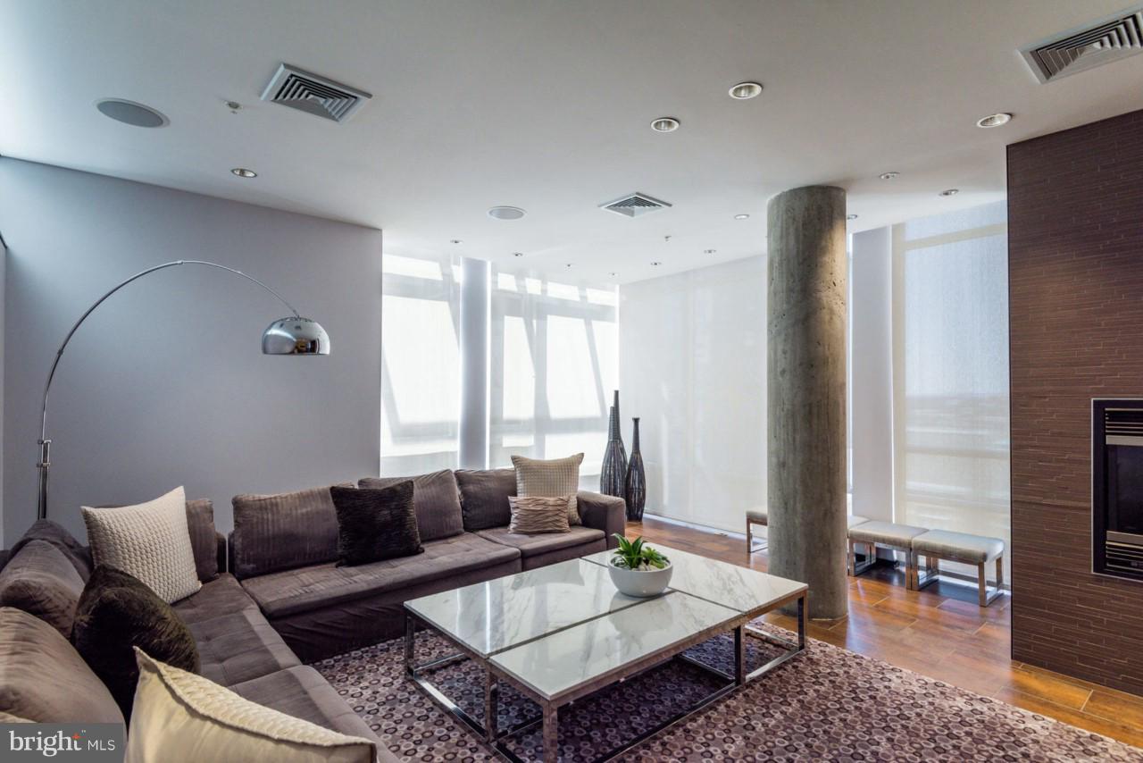 MIDTOWN ALEXANDRIA STATION CONDOMINIUM - Residential Lease