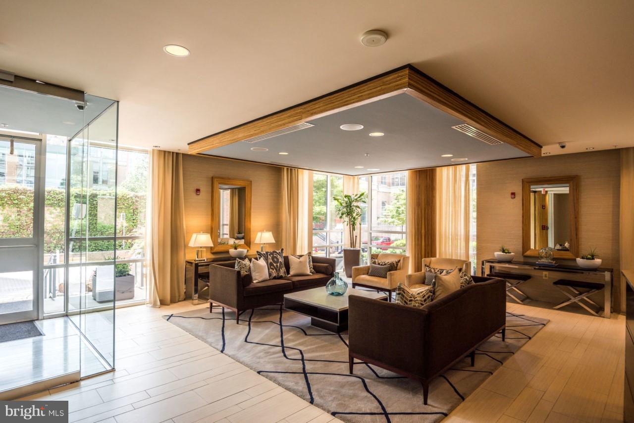 MIDTOWN ALEXANDRIA STATION CONDOMINIUM - Residential Lease