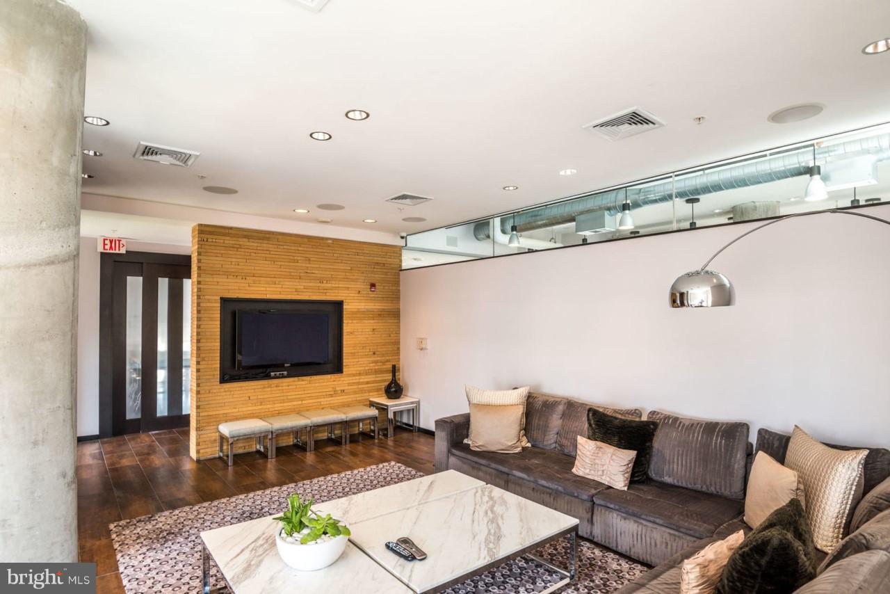 MIDTOWN ALEXANDRIA STATION CONDOMINIUM - Residential Lease