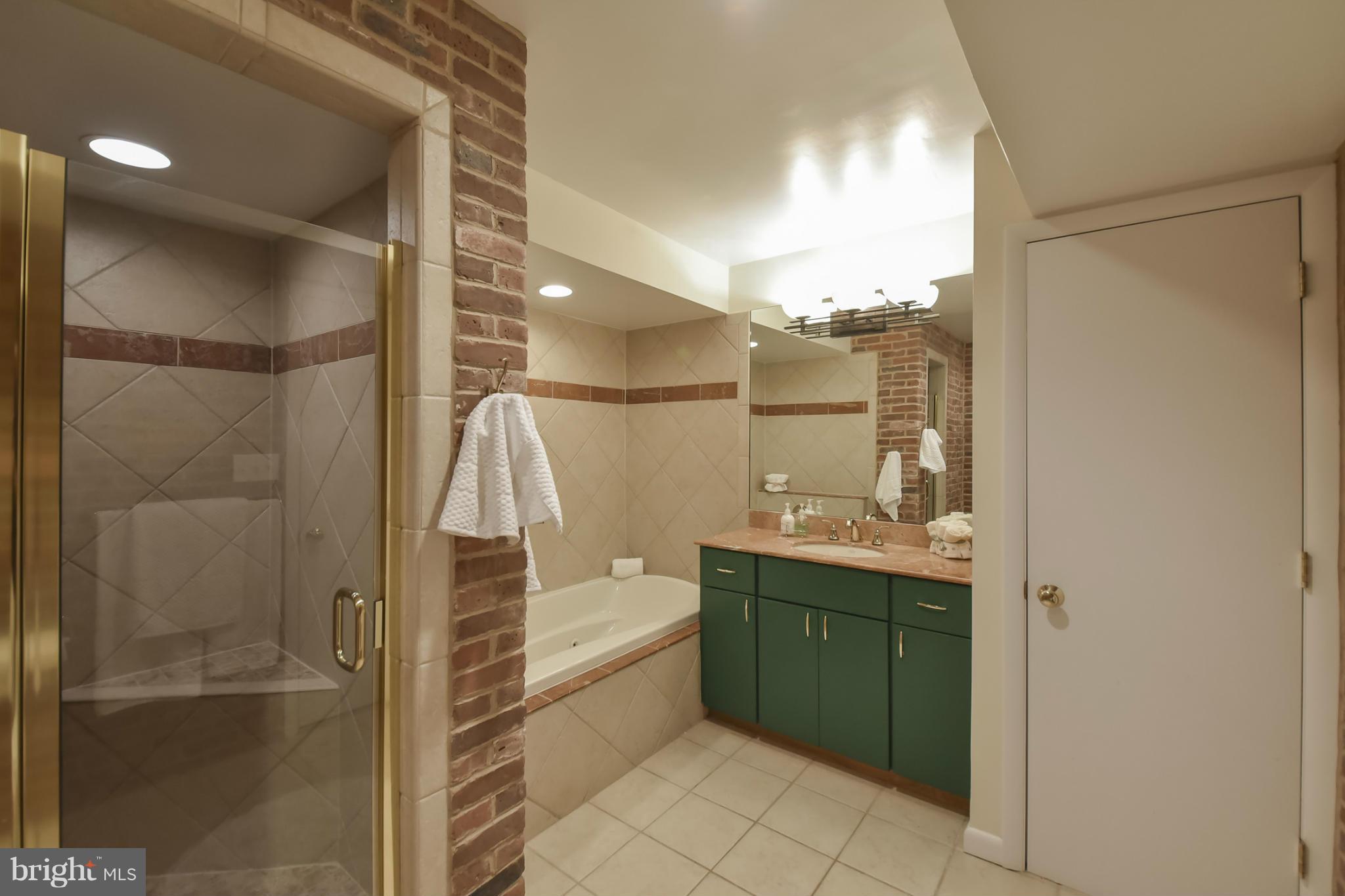 HOLLIN HILLS - Residential