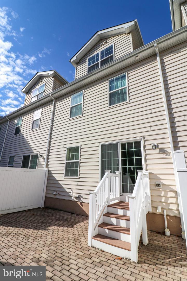 CARRIAGE HILL - Residential Lease