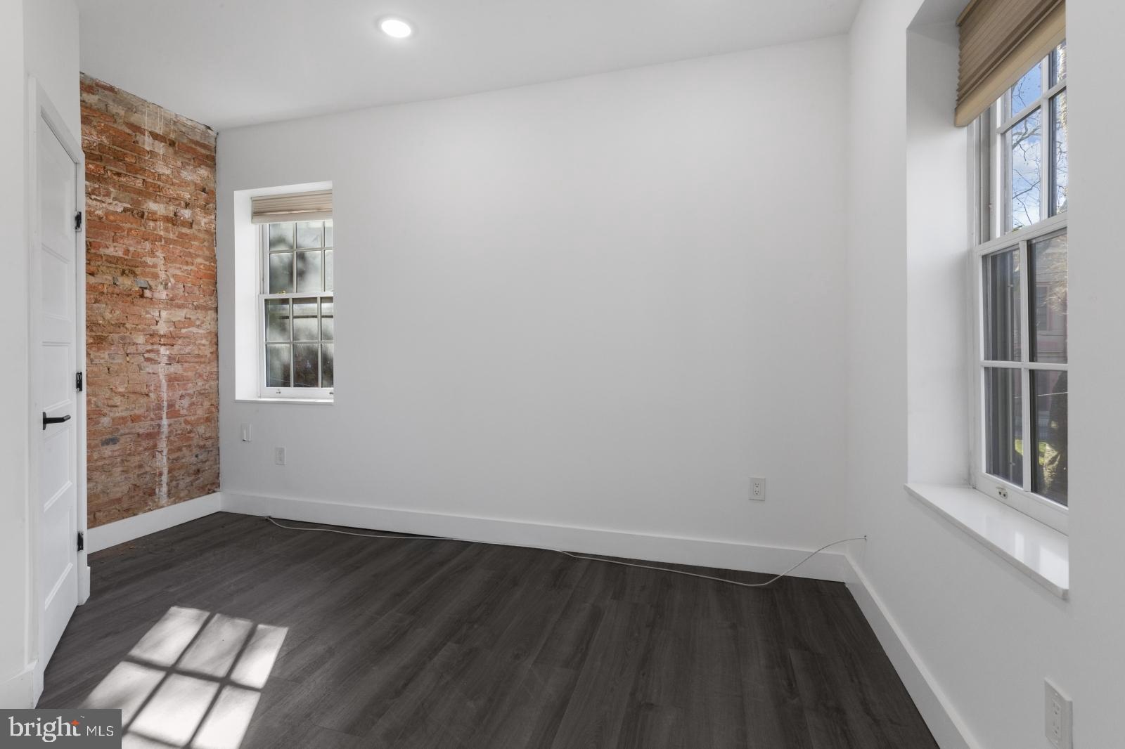 QUEEN VILLAGE - Residential Lease