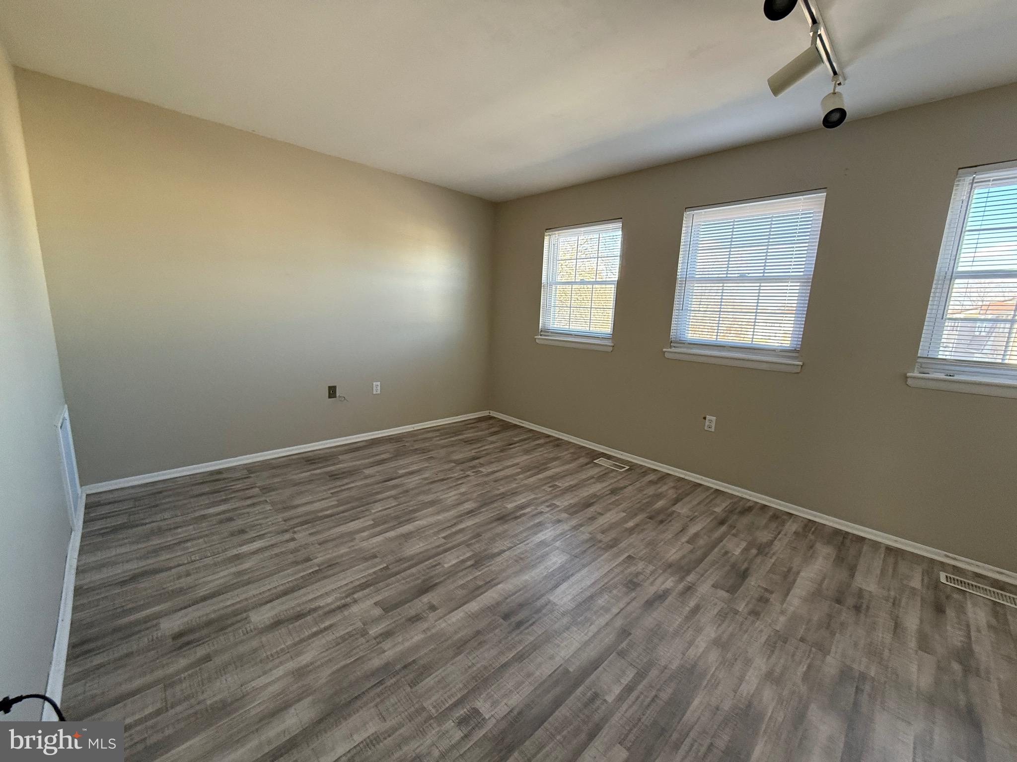 KINGS COURT - Residential Lease