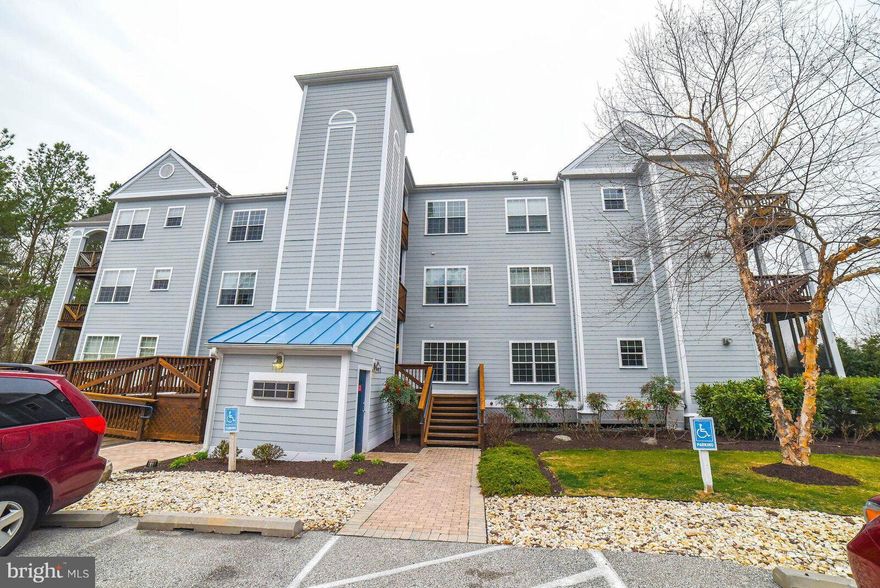 Elegant condo living at it's best with this 3 bed, 2 bath unit located in Solomon's Island.  Open concept living room & dining room w/hardwood floors, gas fireplace, gourmet kitchen w/granite counters & island (tons of storage cabinets).  Community amenities include tennis court, dock access, swimming pools, club house access.  Easy commute to areas north and south.  Close to shopping & schools.