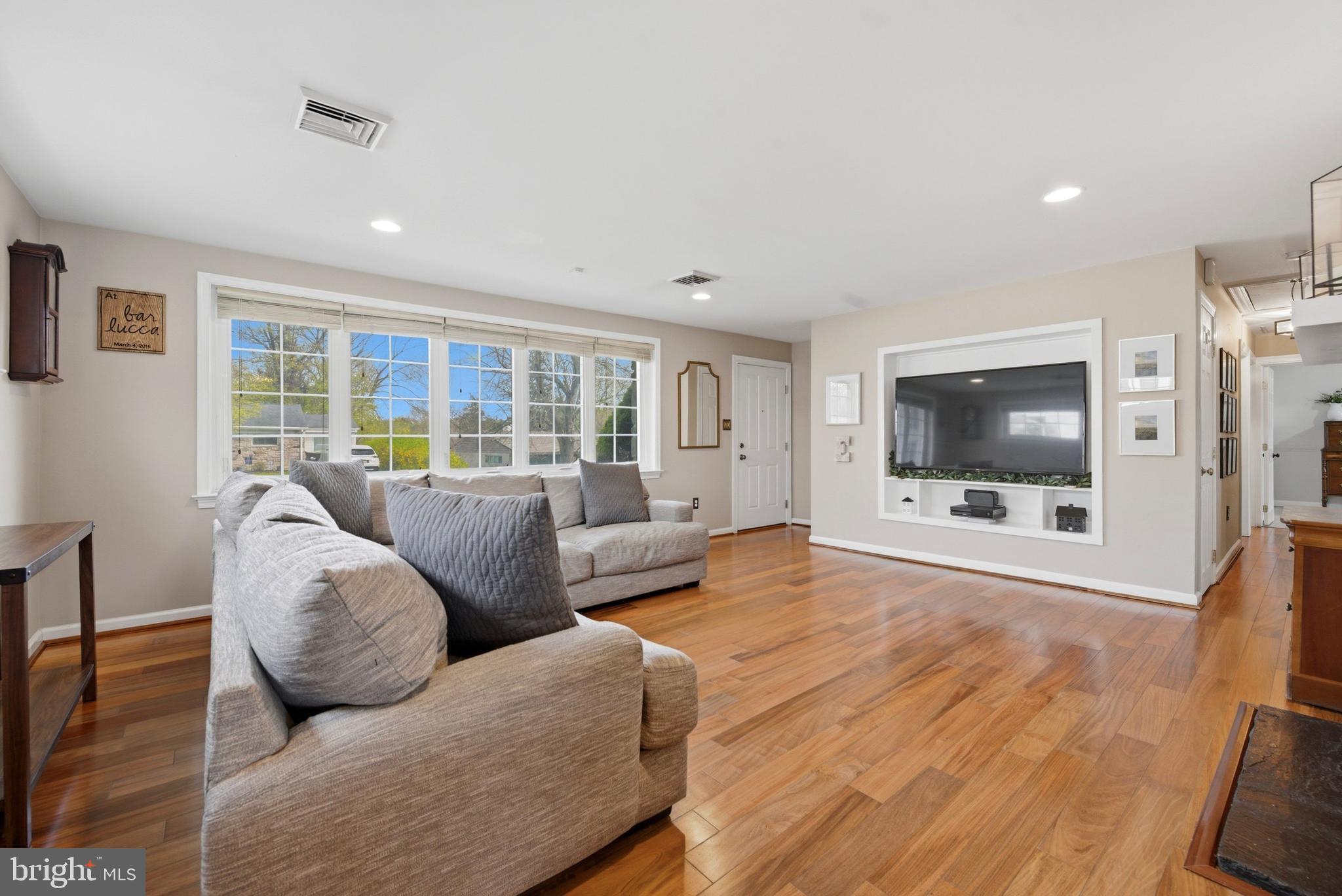 SCHOOL SIDE MANOR - Residential