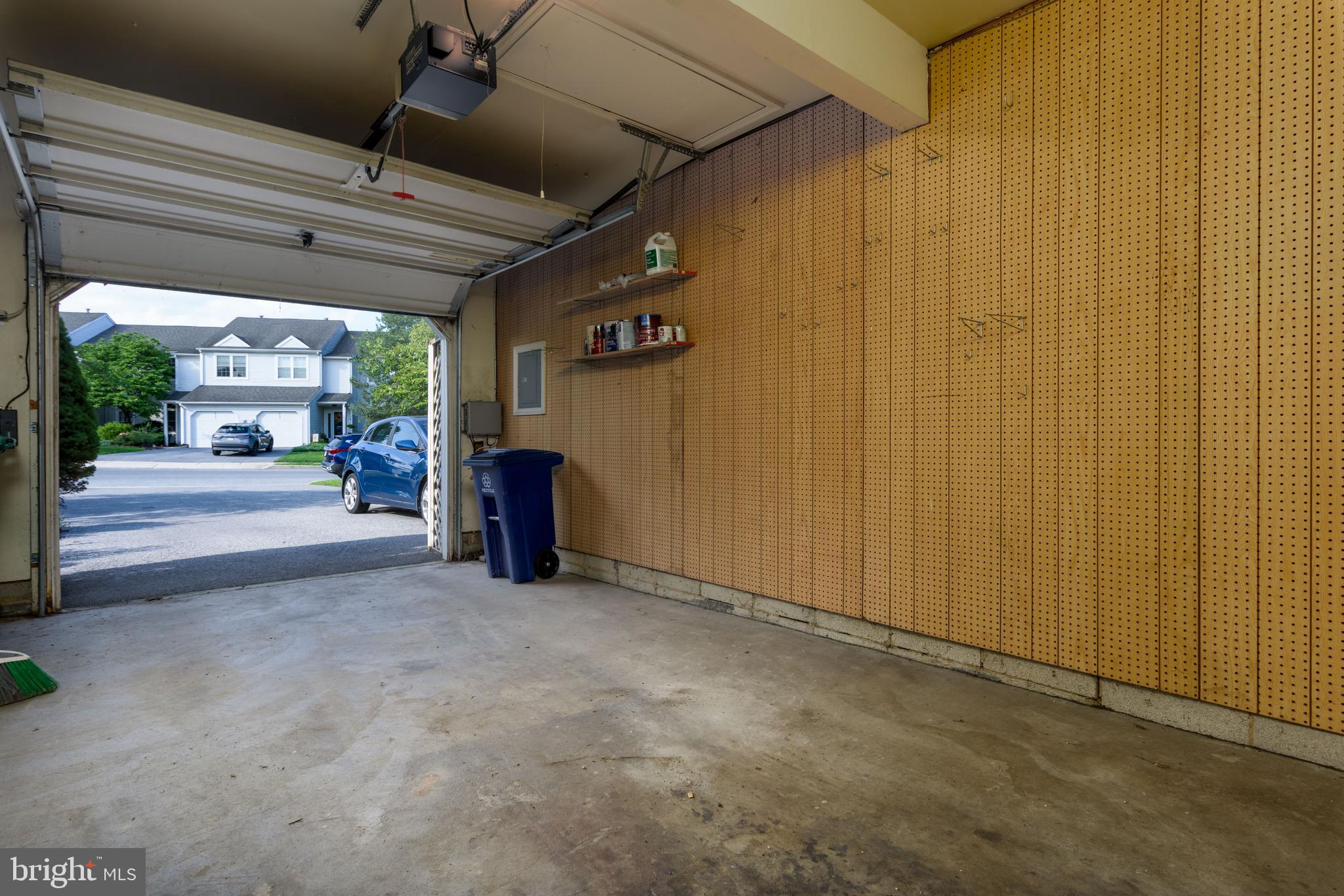 SPRING KNOLL - Residential