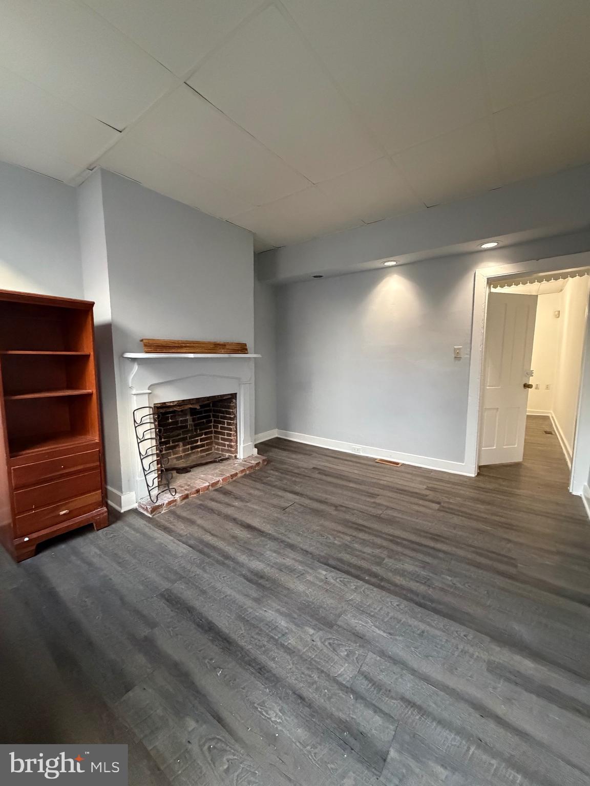 HOLLINS MARKET - Residential