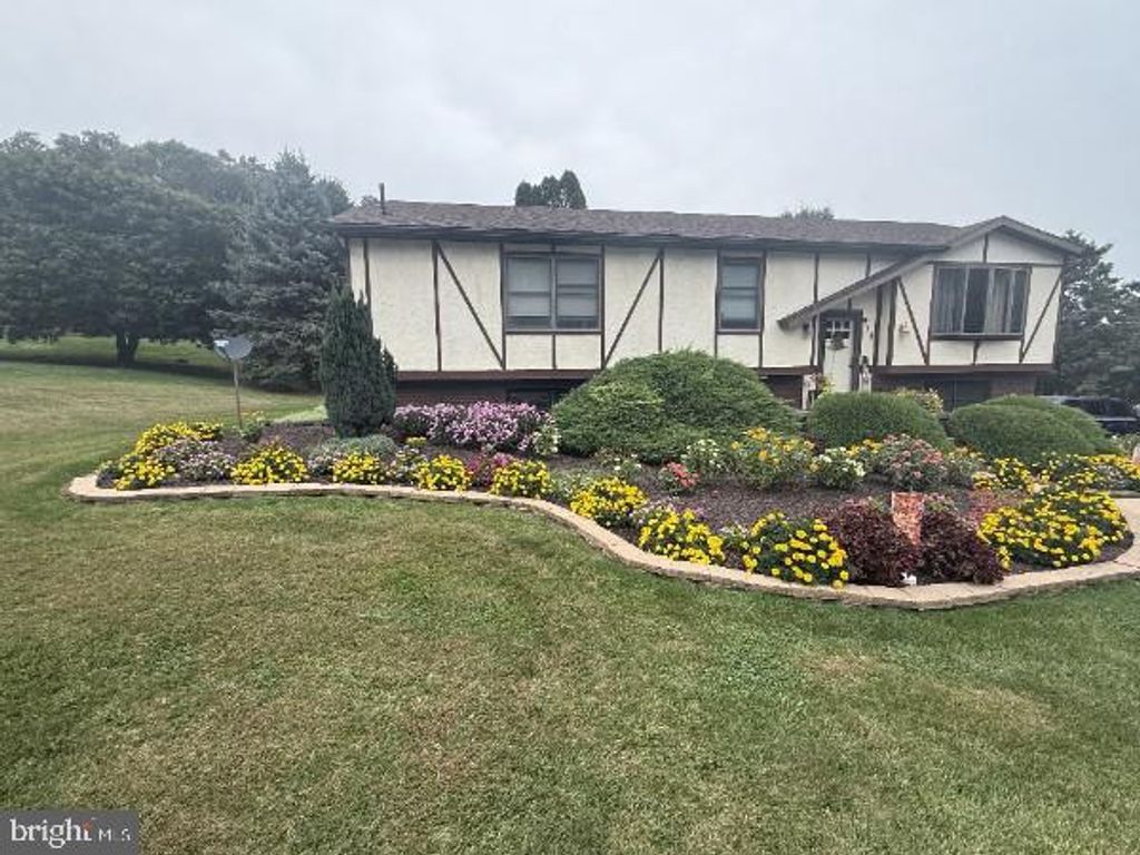 Photo of 935 Pleasant Grove Road, RED LION, PA 17356 (MLS # PAYK2091366)