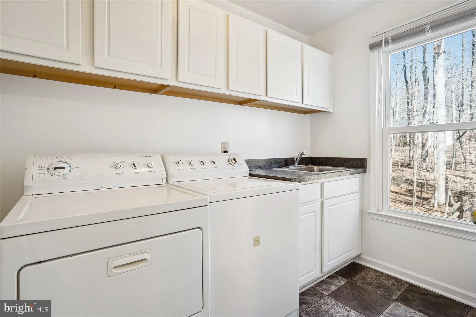 Fairfax, Virginia 22030, United States, 5 Bedrooms Bedrooms, ,4 BathroomsBathrooms,Residential,Contingent,82954