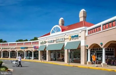 Fairfax, Virginia 22030, United States, 5 Bedrooms Bedrooms, ,4 BathroomsBathrooms,Residential,Contingent,82954