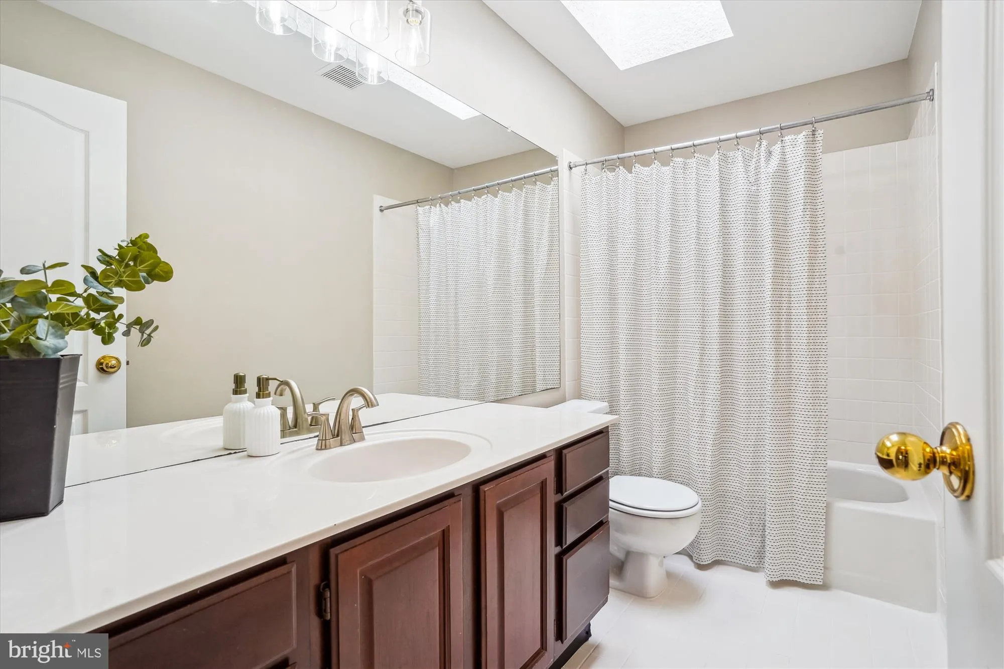 Fairfax, Virginia 22030, United States, 5 Bedrooms Bedrooms, ,4 BathroomsBathrooms,Residential,Contingent,82954