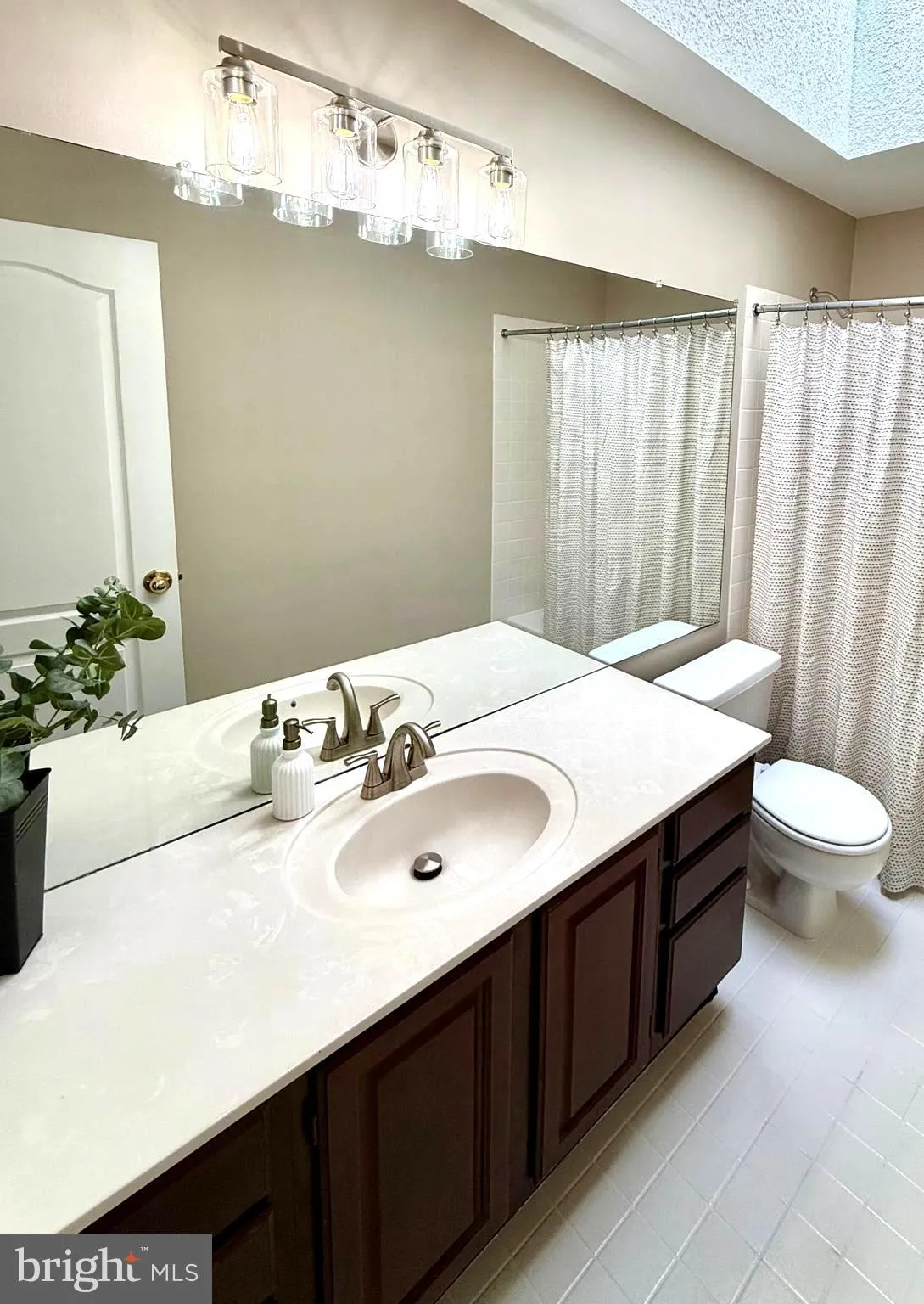 Fairfax, Virginia 22030, United States, 5 Bedrooms Bedrooms, ,4 BathroomsBathrooms,Residential,Contingent,82954