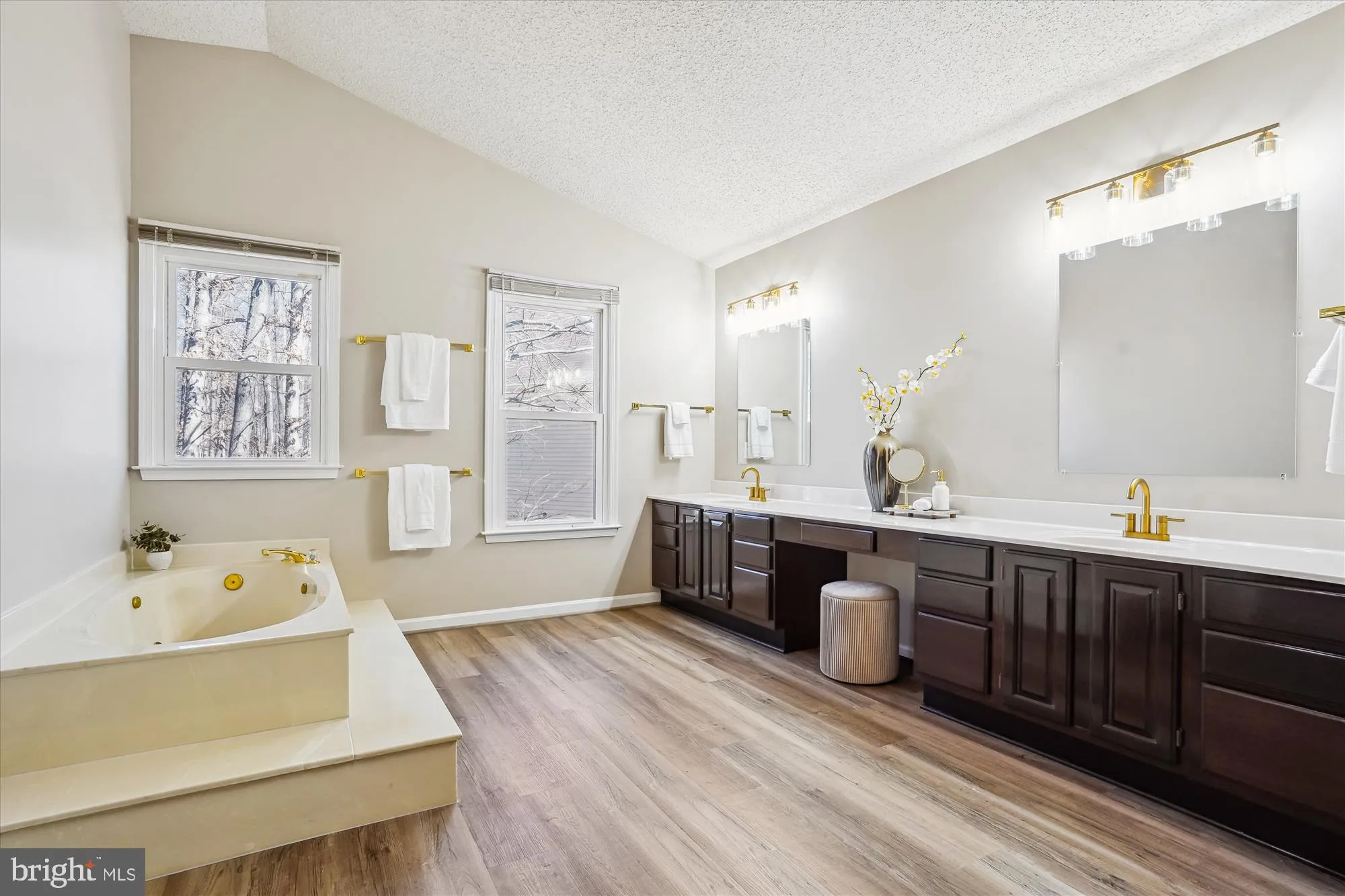 Fairfax, Virginia 22030, United States, 5 Bedrooms Bedrooms, ,4 BathroomsBathrooms,Residential,Contingent,82954