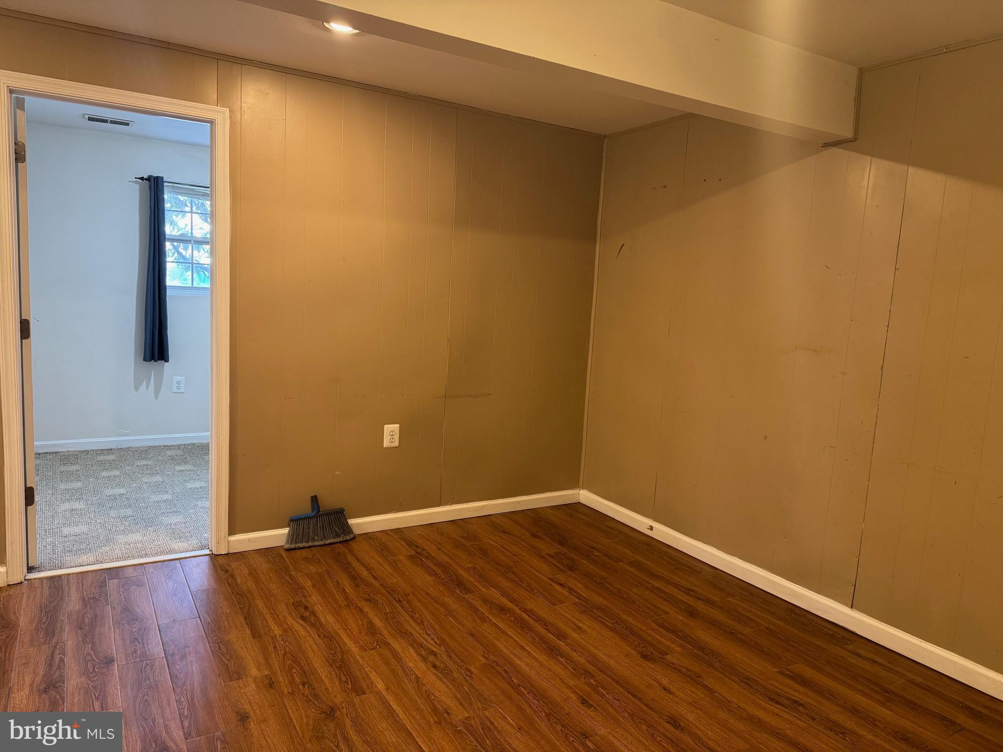 COMPTON VALLEY ESTATES - Residential Lease