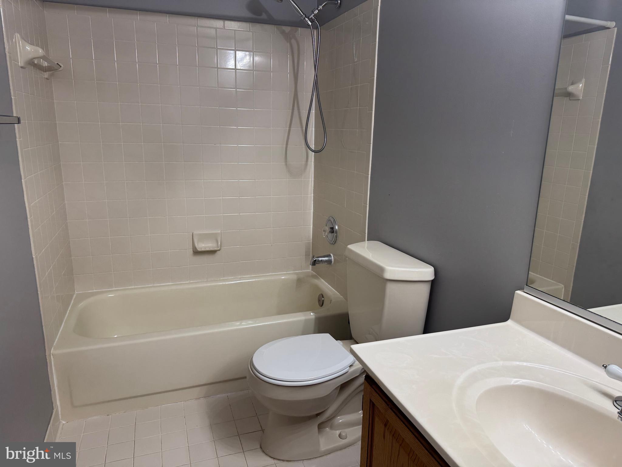 COMPTON VALLEY ESTATES - Residential Lease