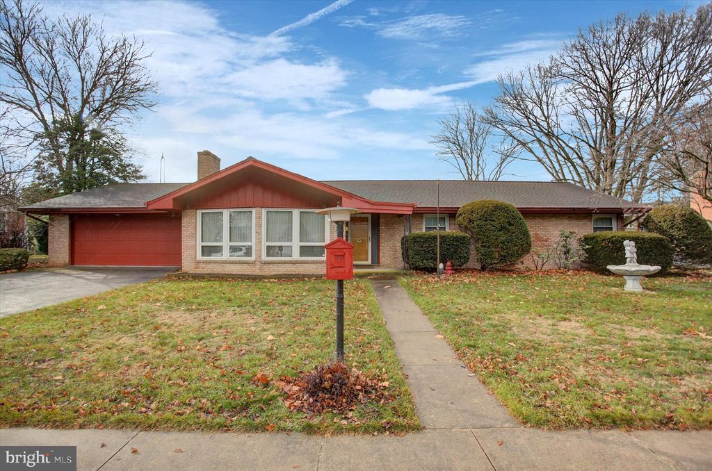 Photo of 960 Leidig Dr, CHAMBERSBURG, PA 17202 (MLS # PAFL2031940)