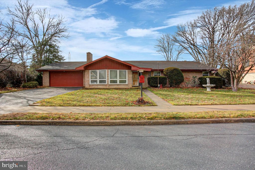 Photo of 960 Leidig Dr, CHAMBERSBURG, PA 17202 (MLS # PAFL2031940)