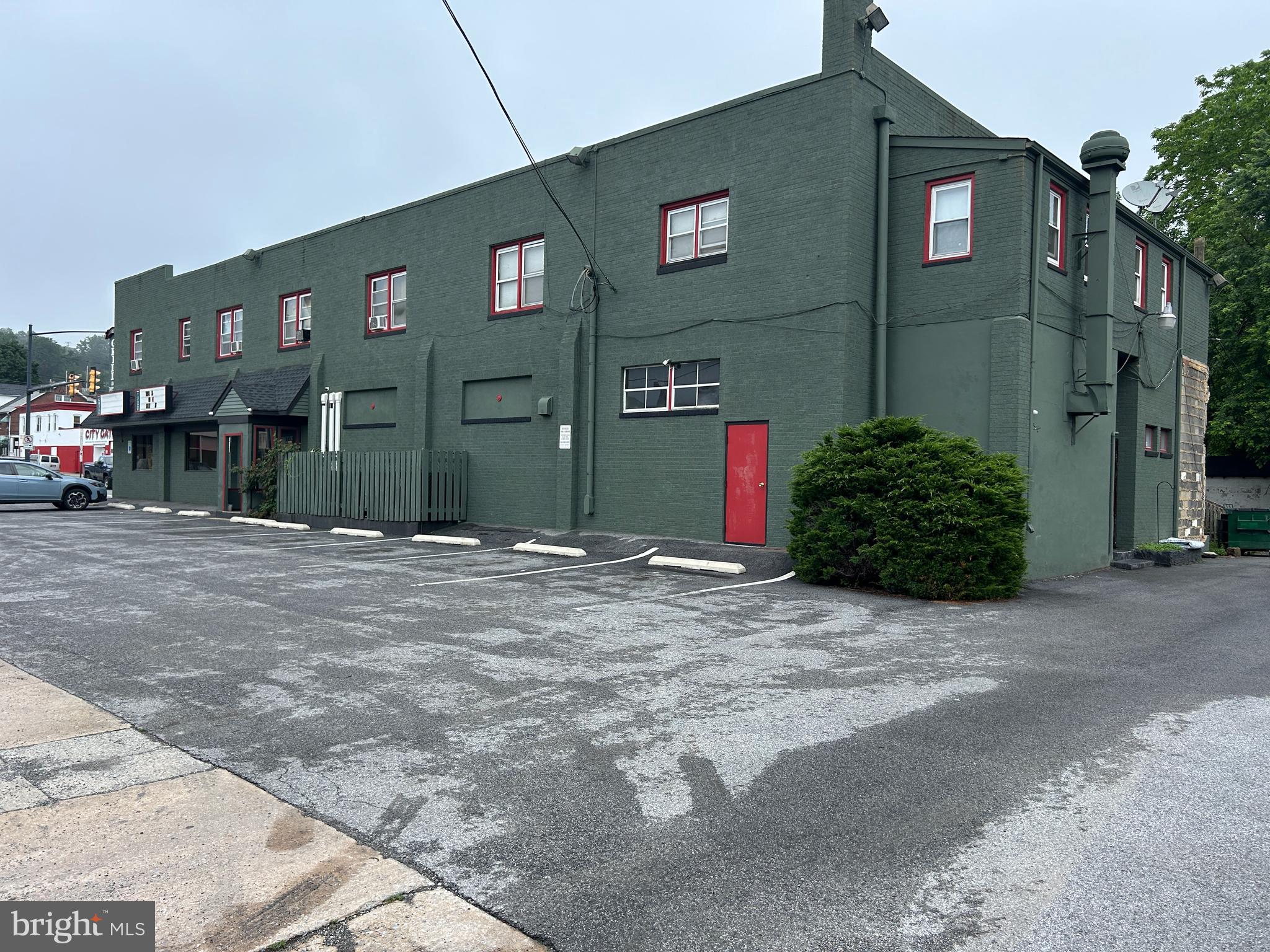 704 E LINCOLN HIGHWAY