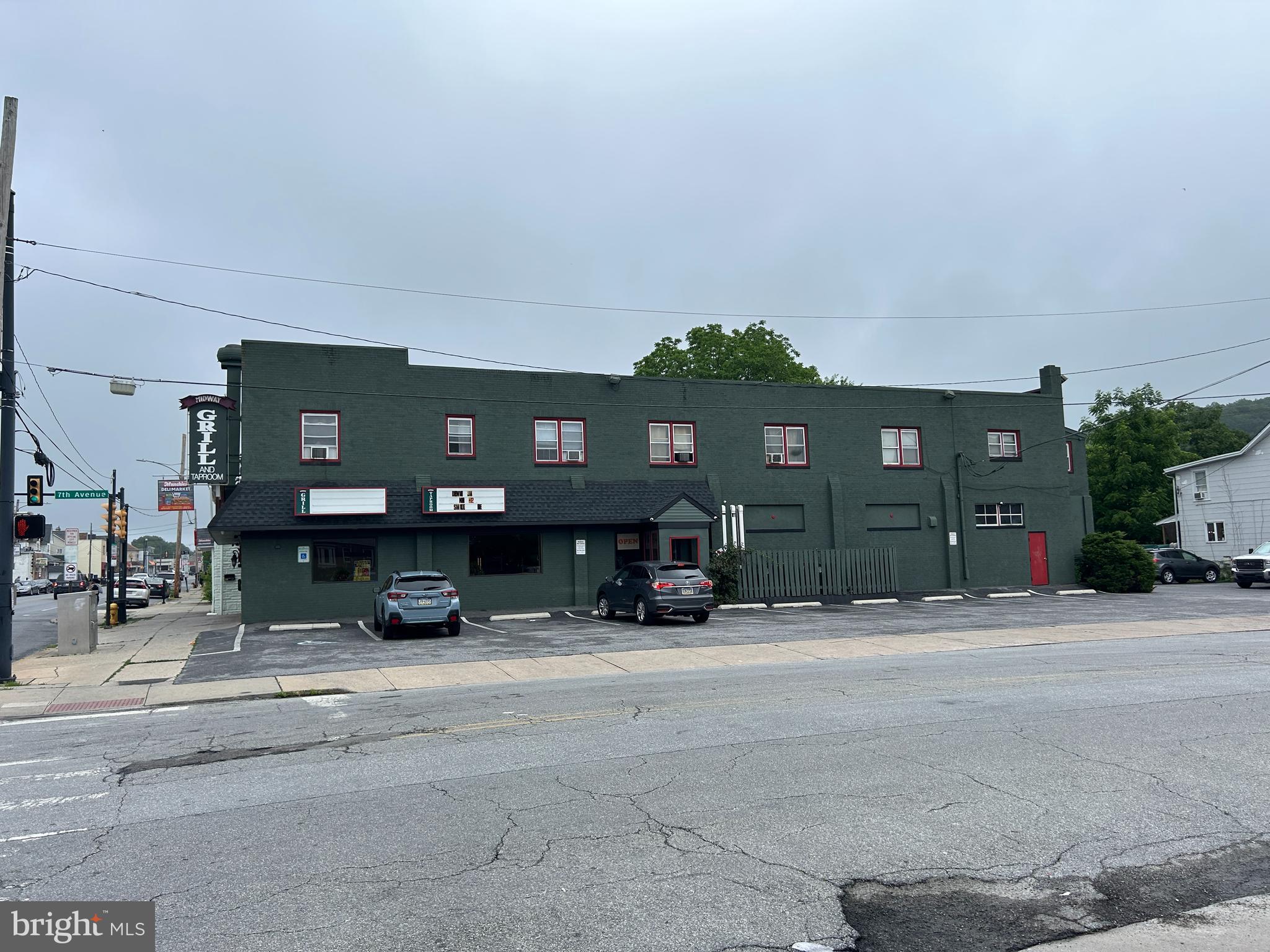 704 E LINCOLN HIGHWAY