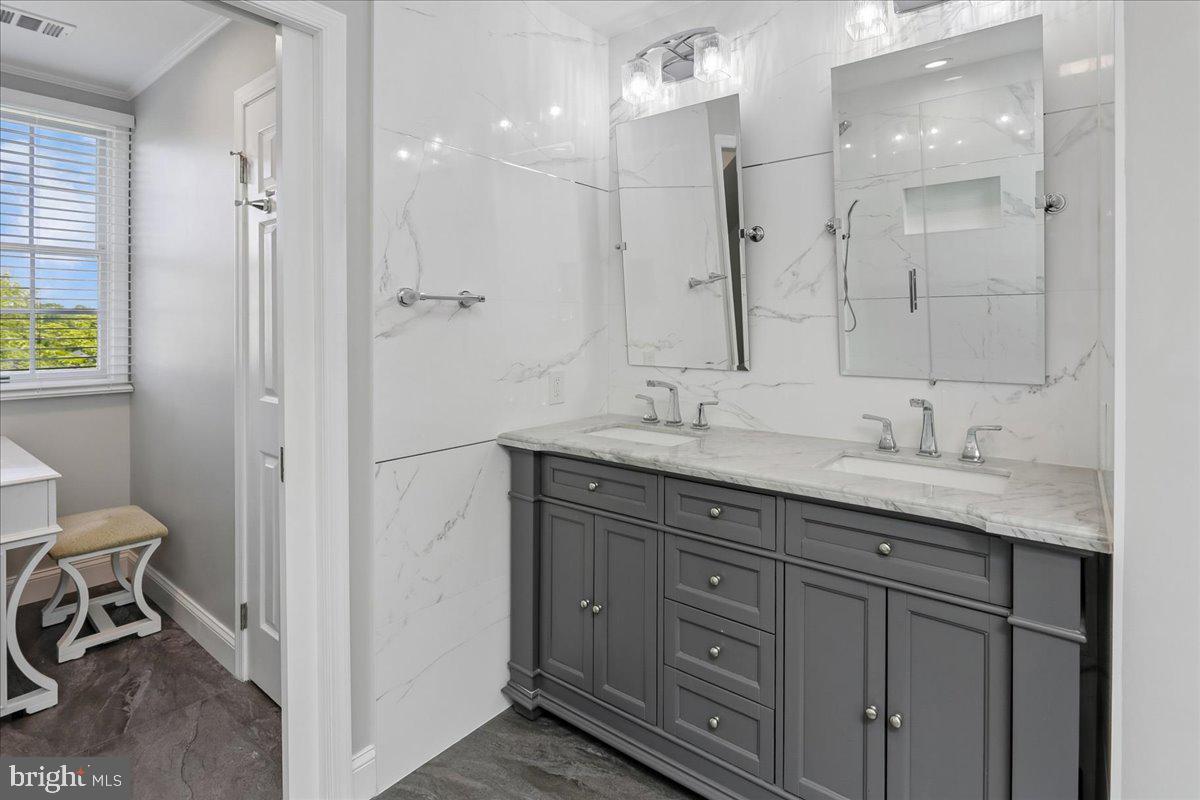 KINGS VALLEY MANOR - Residential