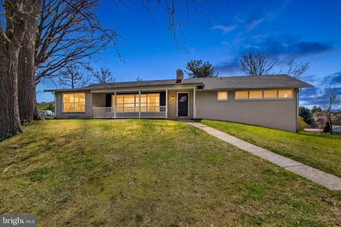 Photo of 1750 Northview Road, YORK, PA 17406 (MLS # PAYK2101436)