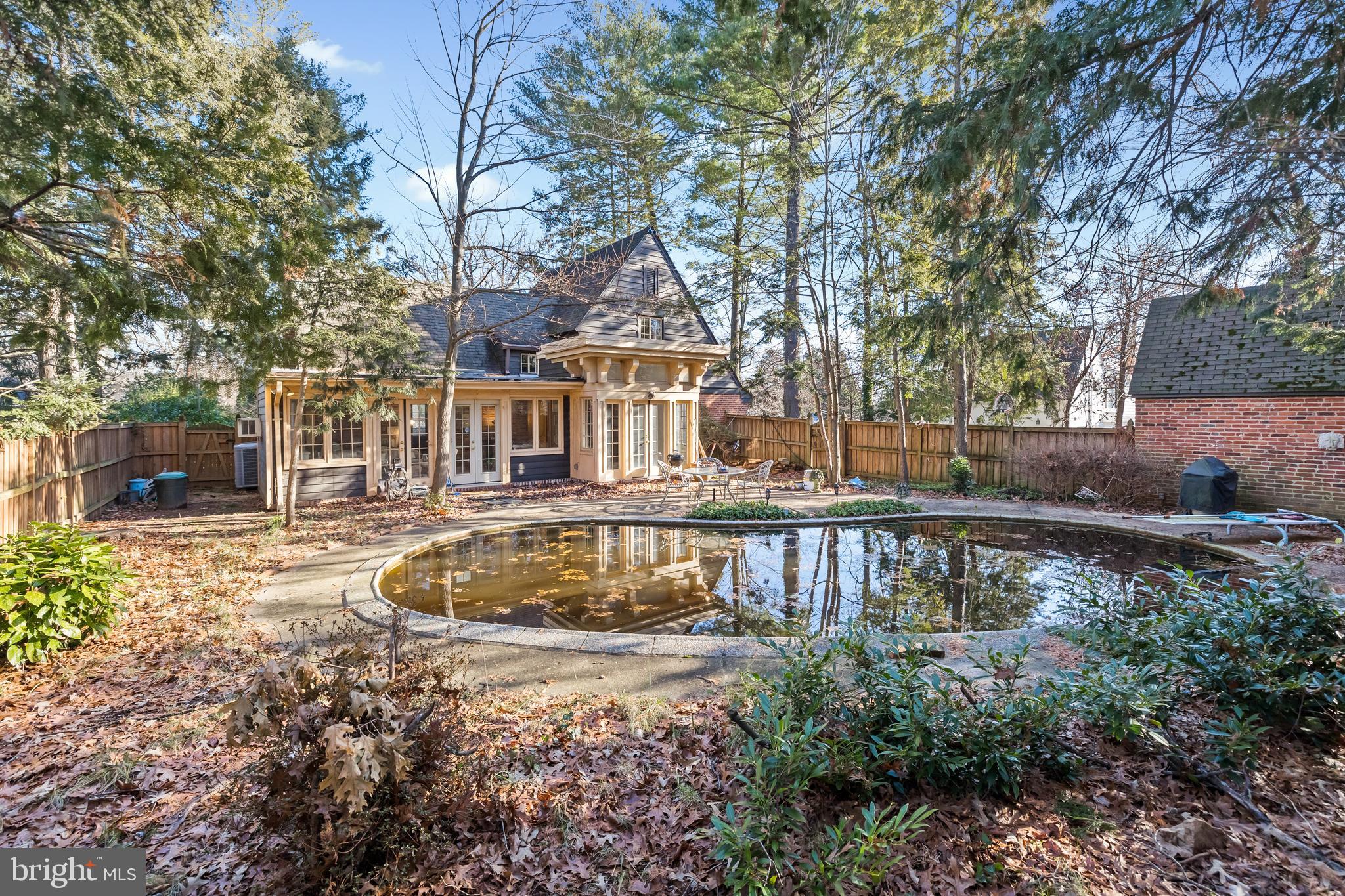 COUNTRY CLUB GROVE - Residential