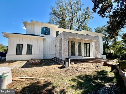 Photo of 6809 Whittier Boulevard, BETHESDA, MD 20817 (MLS # MDMC2203722)