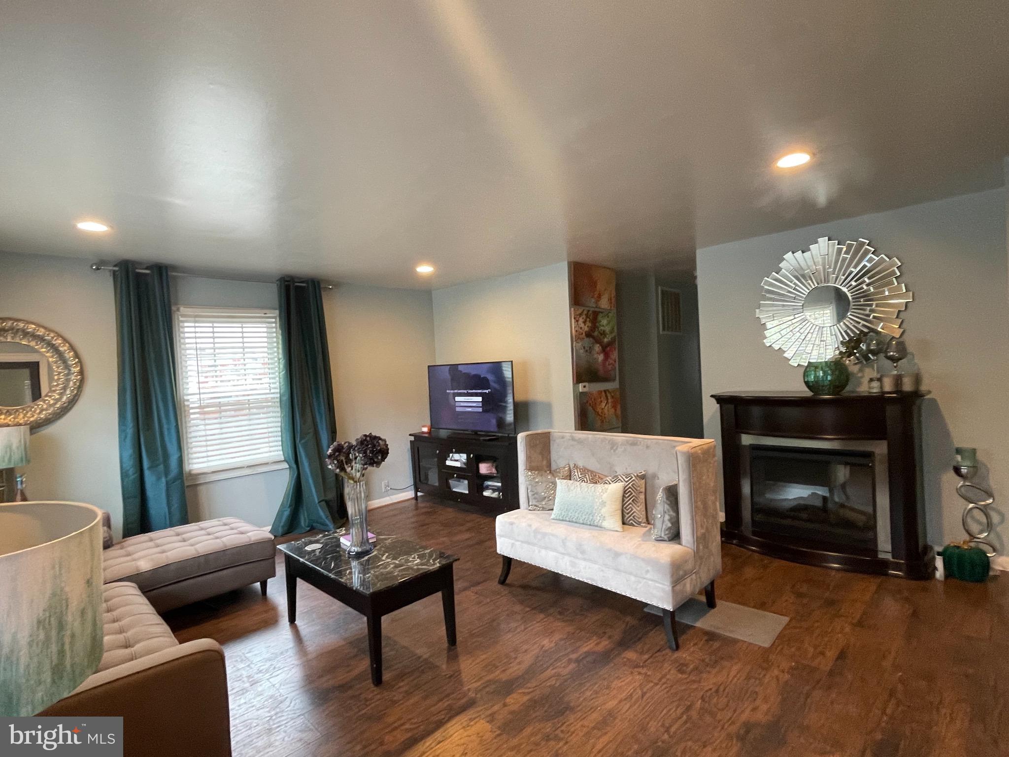 GLASSMANOR - Residential Lease