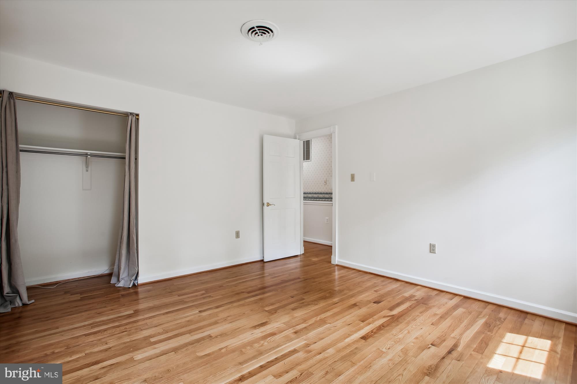 HAMPTON WOODS EAST - Residential