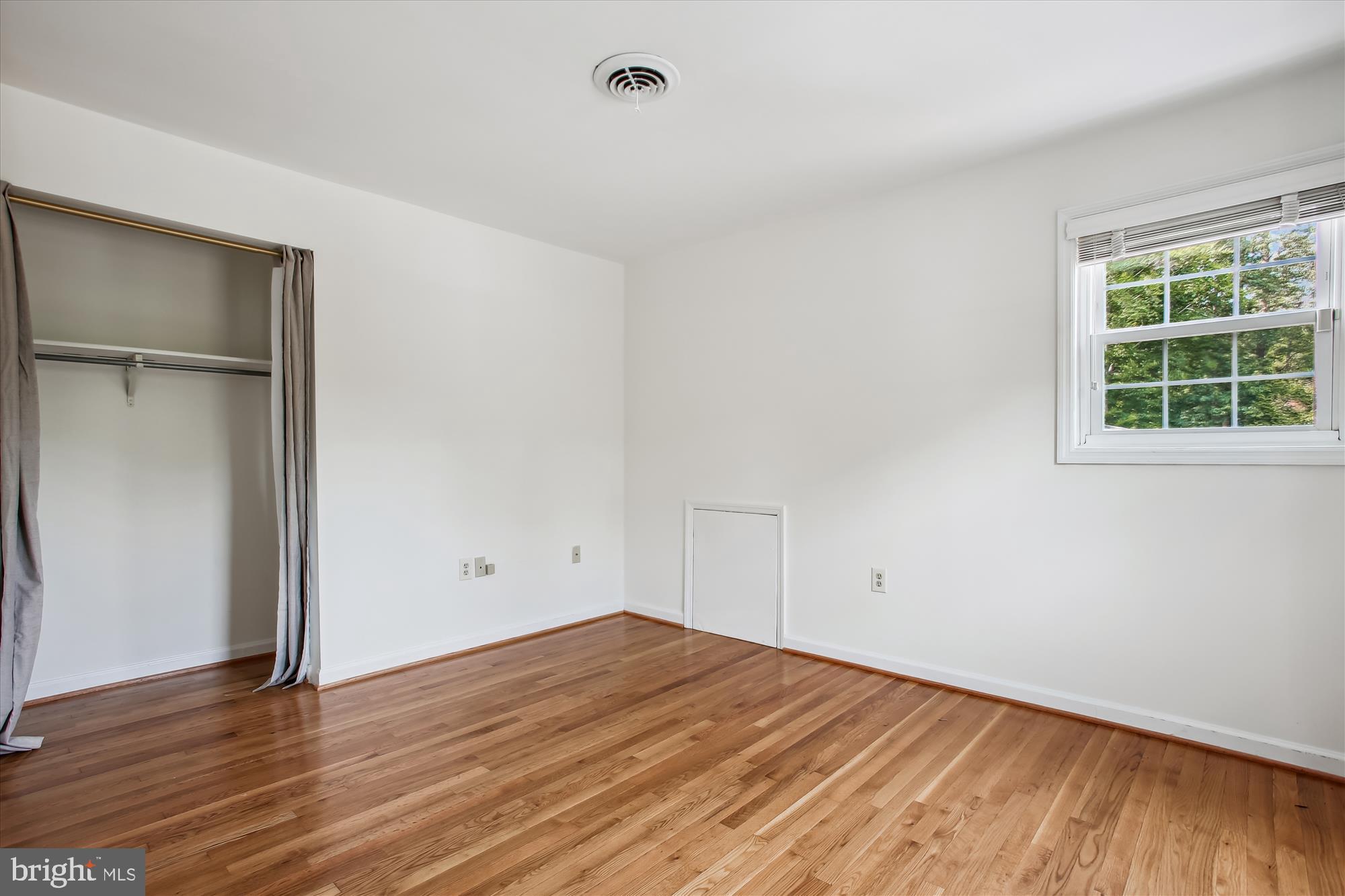 HAMPTON WOODS EAST - Residential