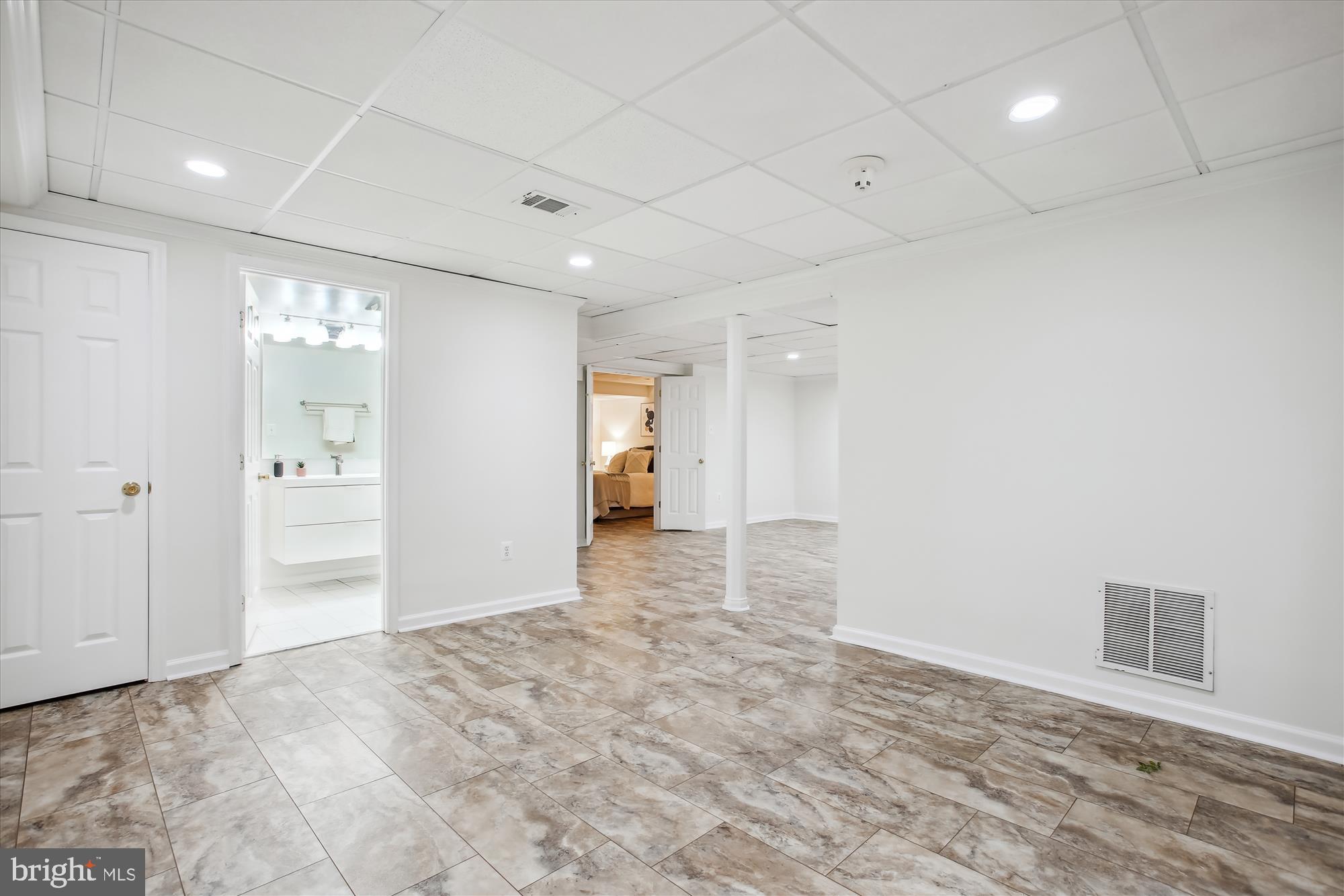 HAMPTON WOODS EAST - Residential